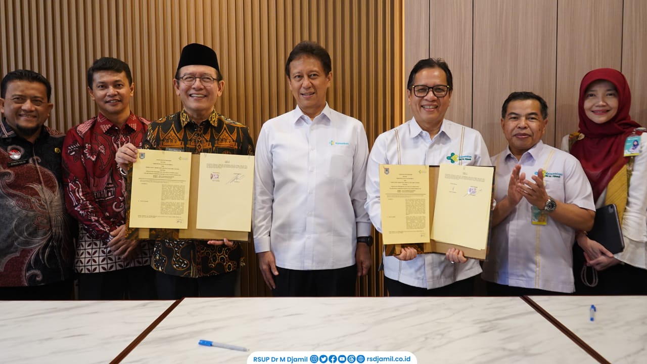 Penandatanganan perjanjian kerja sama RS M Djamul Padang dengan Pemko Payakumbuh terkait penguatan tata kelola RSUD Adnaan WD Kota Payakumbuh, Kamis, (30/7). Foto: RS M Djamil Padang