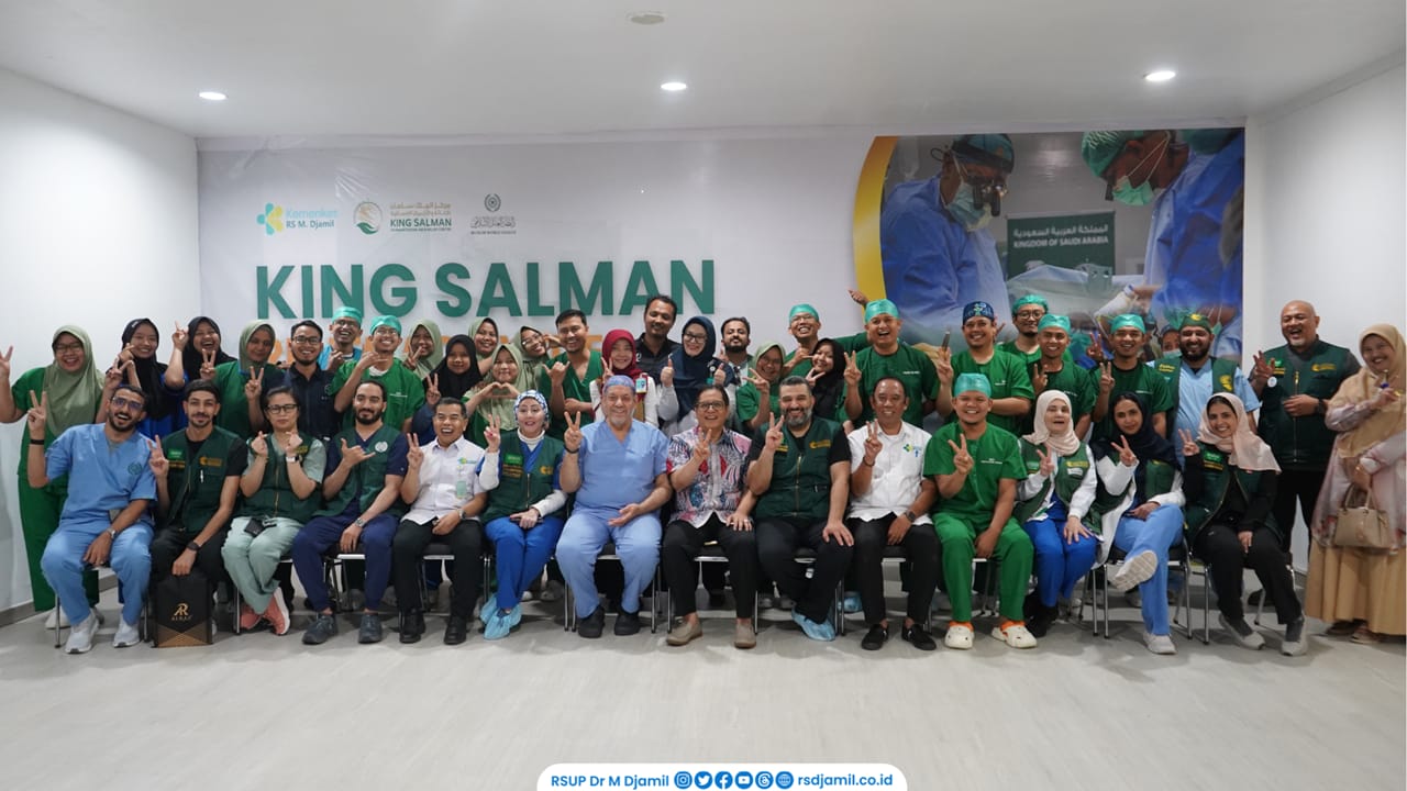 RS M. Djamil Padang menutup rangkaian Program Bakti Sosial dan Proctorship Kardiovaskuler melalui kegiatan exit meeting di Ruang Konferensi Instalasi Bedah Sentral Lantai 1 IGD pada Kamis (30/7) malam.Foto: RS M Djamil Padang