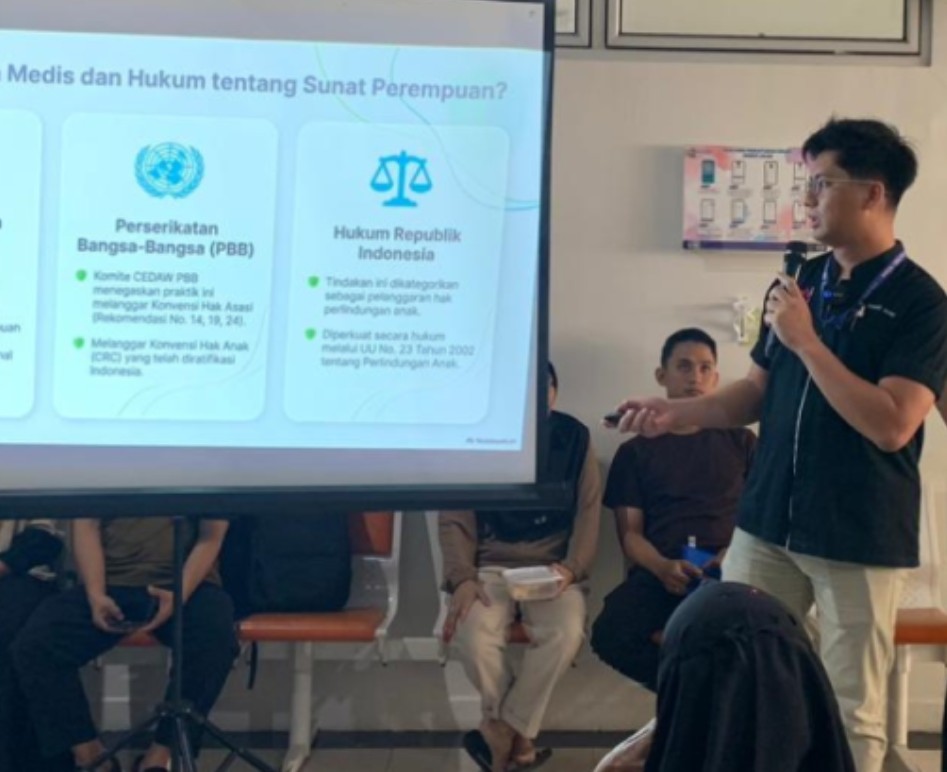RSUP Dr. M. Djamil Padang melalui Instalasi Humas dan Promosi Kesehatan bersama Divisi Obstetri dan Ginekologi Sosial menggelar edukasi kesehatan di Poliklinik Kandungan RSUP Dr. M. Djamil, Jumat (12/6). Foto: Humas RSUP M Djamil Padang