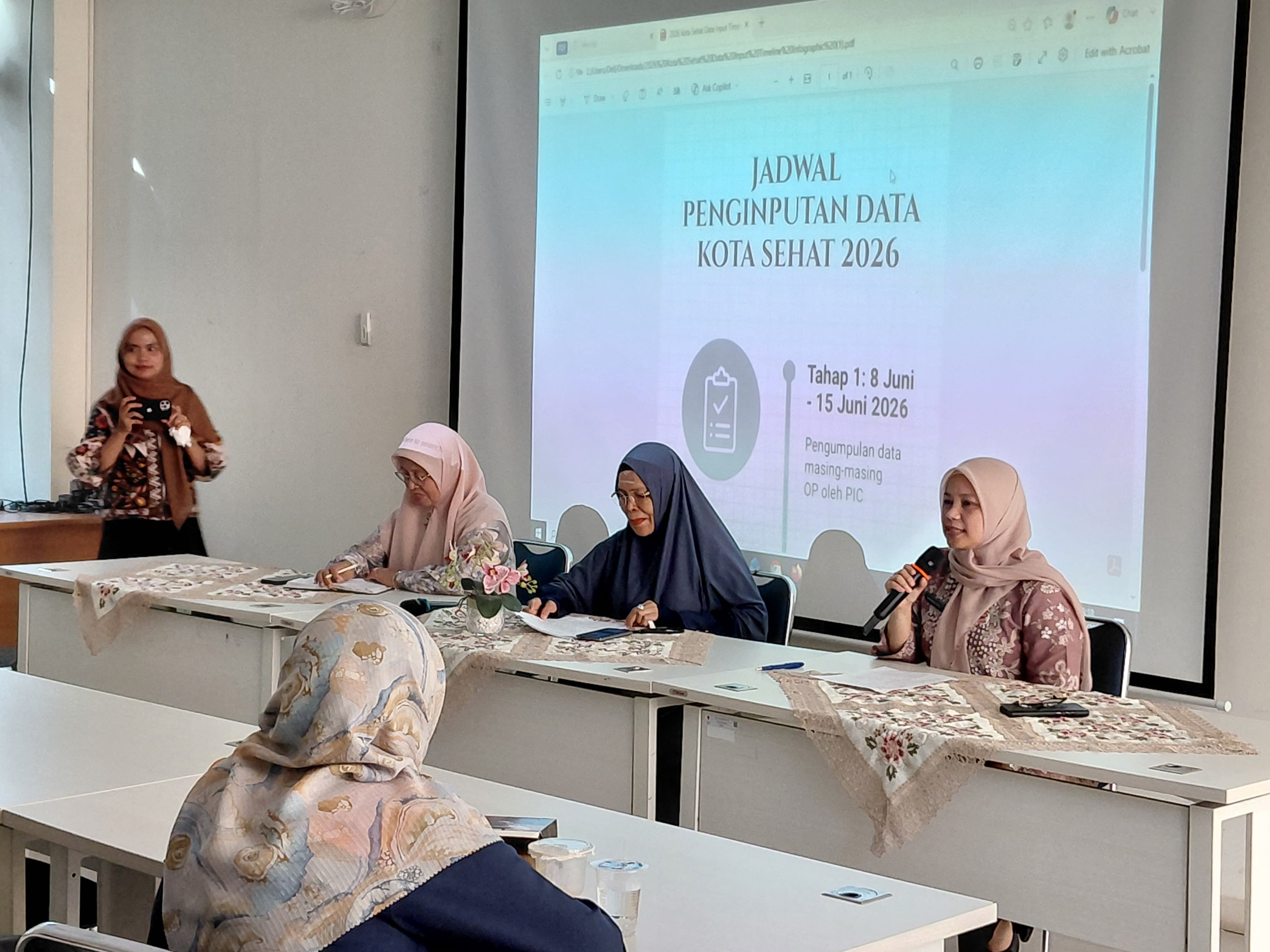 Pemko Padang mematangkan persiapan penilaian KKS Tahun 2026 dengan menggelar Rapat Koordinasi Lintas Sektor di Ruang Rapat Bappeda Kota Padang, Kamis (11/6). Foto: Taufik/Charlie