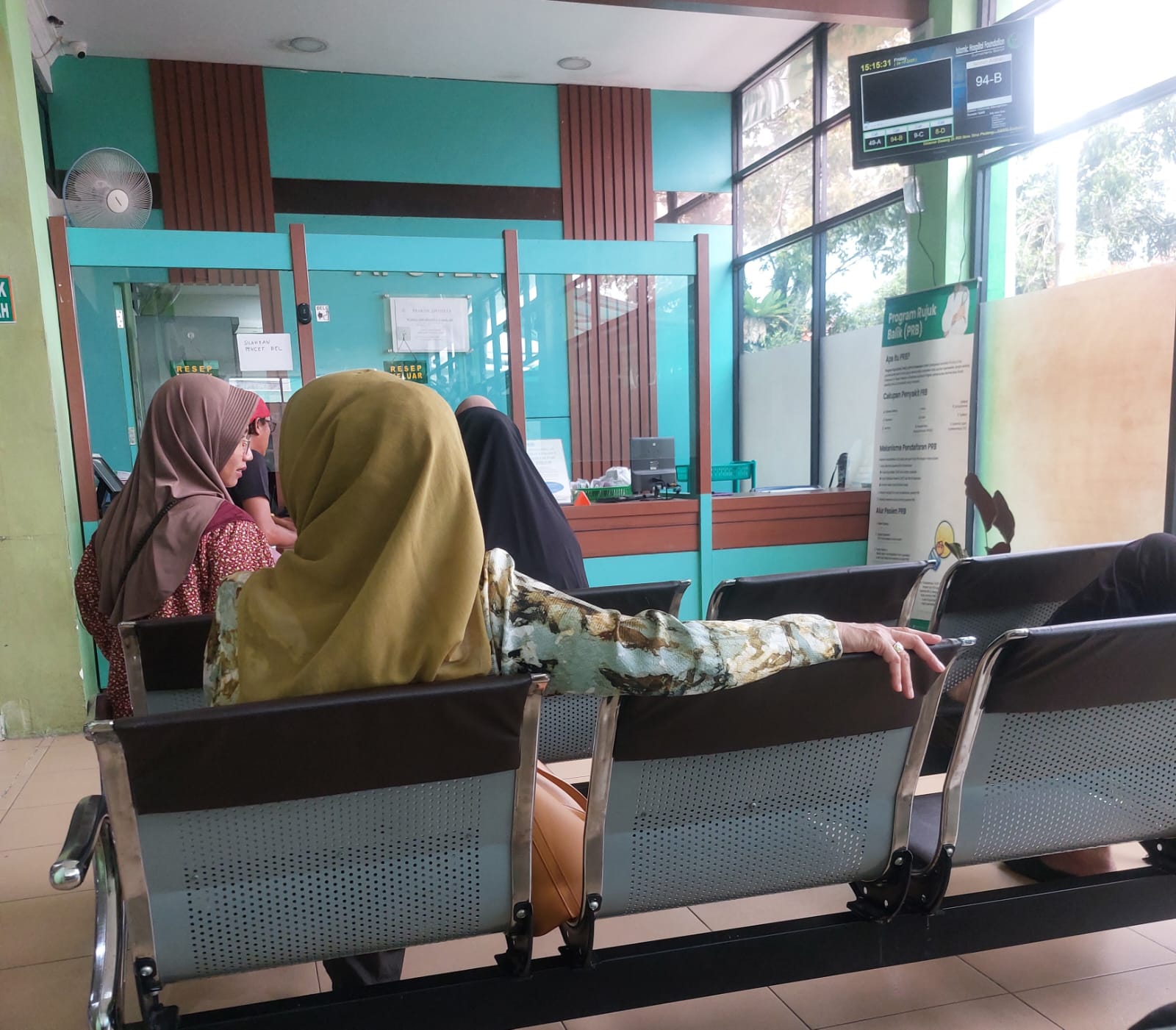 Antrian pasien mendapatkan obat di RS Ibnu Sina Padang. Foto: Arfan