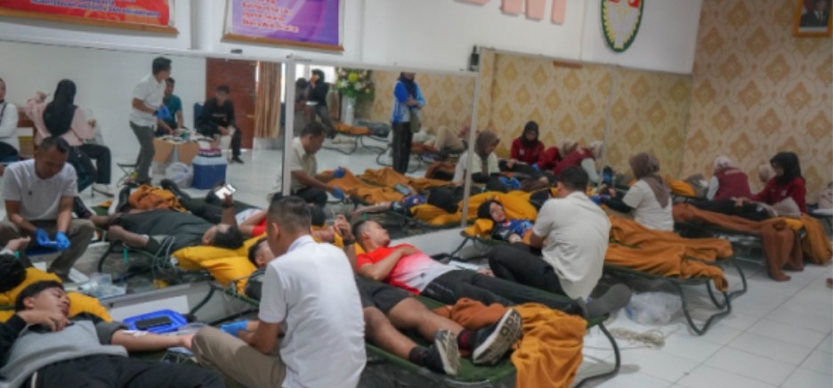 RSUP Dr. M. Djamil Padang melalui UPDRS memperingati Hari Donor Darah Sedunia, dengan menggelar aksi kemanusiaan di kawasan CFD Kota Padang, Minggu (14/6).Foto: Humas RSUP M Djamil Padang