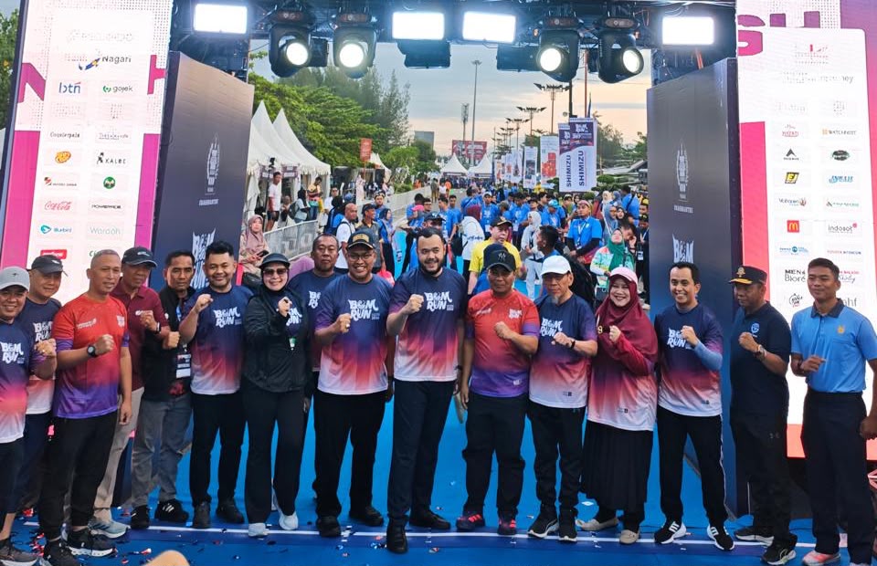 Sekdaprov Sumbar, Arry Yuswandi bersama Wali Kota Padang, Fadly Amran melepas ribuan peserta pada puncak race day BOM Run 2026 di kawasan Danau Cimpago, Pantai Padang, Minggu (9/8) pagi.Foto: Ari/Biro Adpim Sumbar