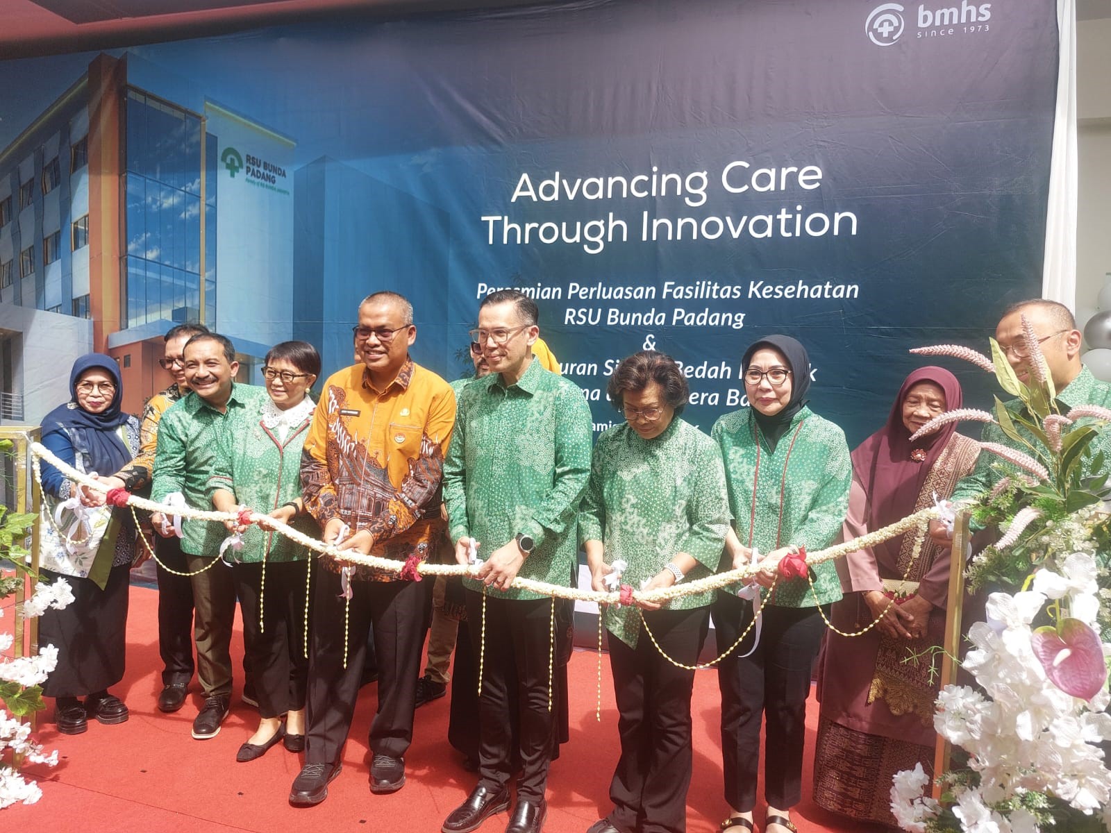 Jajaran Komisaris dan Direksi PT Bunda Medik Tbk dan RSU Bunda Padang meresmikan perluasan fasilitas pelayanan kesehatan, sekaligus meluncurkan sistem bedah robotik pertama di Provinsi Sumbar, Kamis (2/7). Foto: Arfan