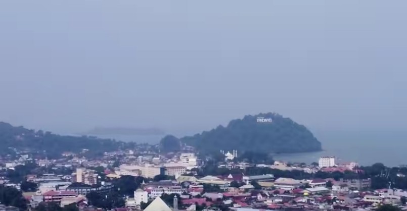 Kondisi udara di Kota Padang yang diselimuti kabut asap. Foto: Arfan